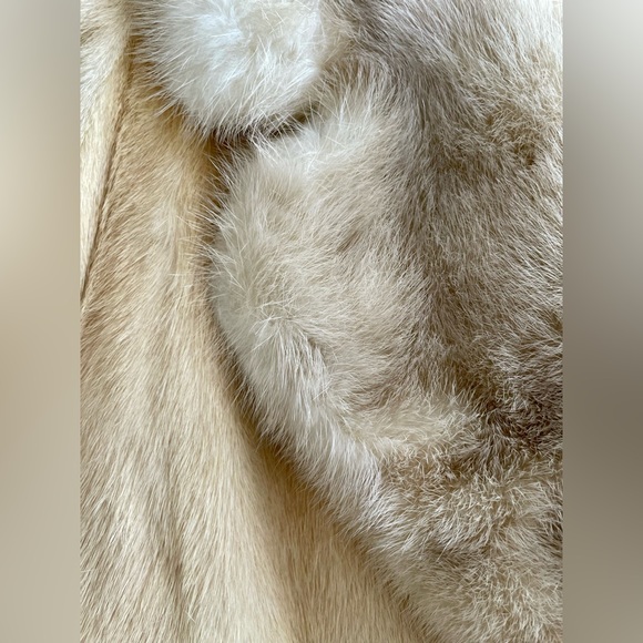 Vintage Montaldo’s Champagne Fur Coat—Size Medium - Picture 10 of 12